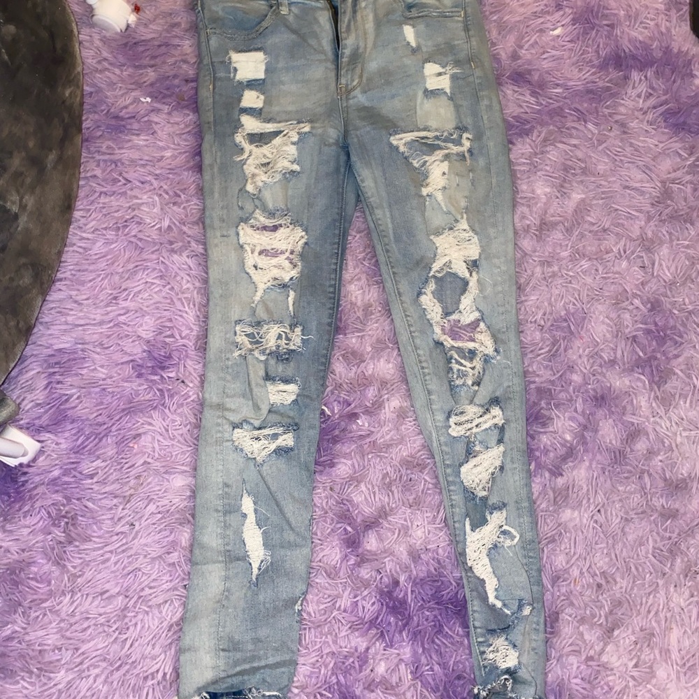 American Eagle light wash ripped jeans!